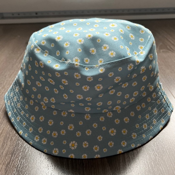 Ardene Daisy Bucket Hat - Picture 2 of 3